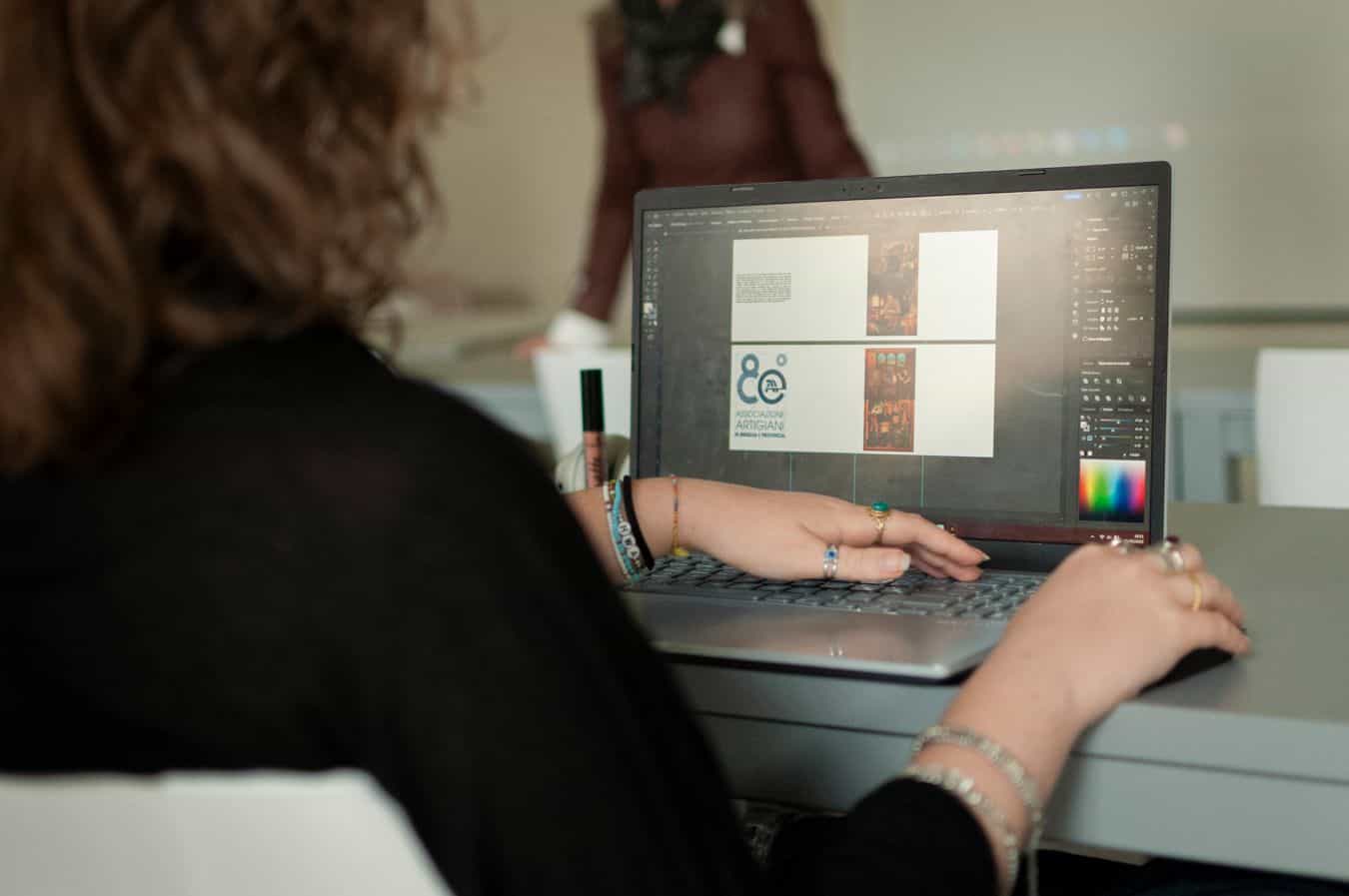 Le studentesse di Comunicazione e Valorizzazione del Patrimonio Artistico impegnate per l'80° dell'Associazione Artigiani