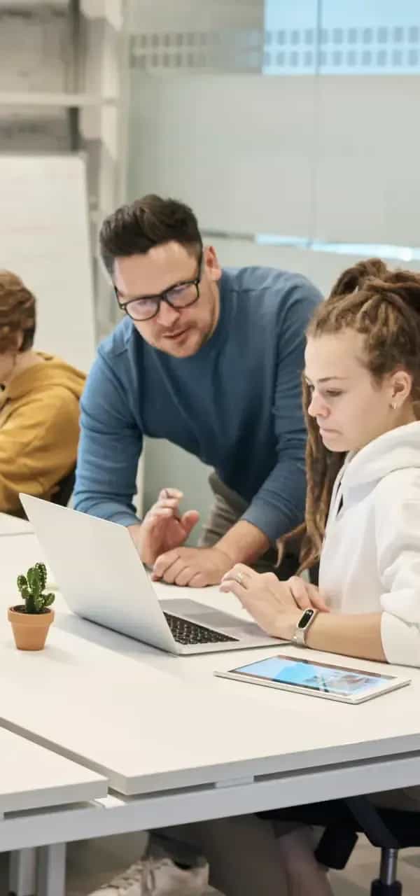 Gruppo persone scrivania lavorano