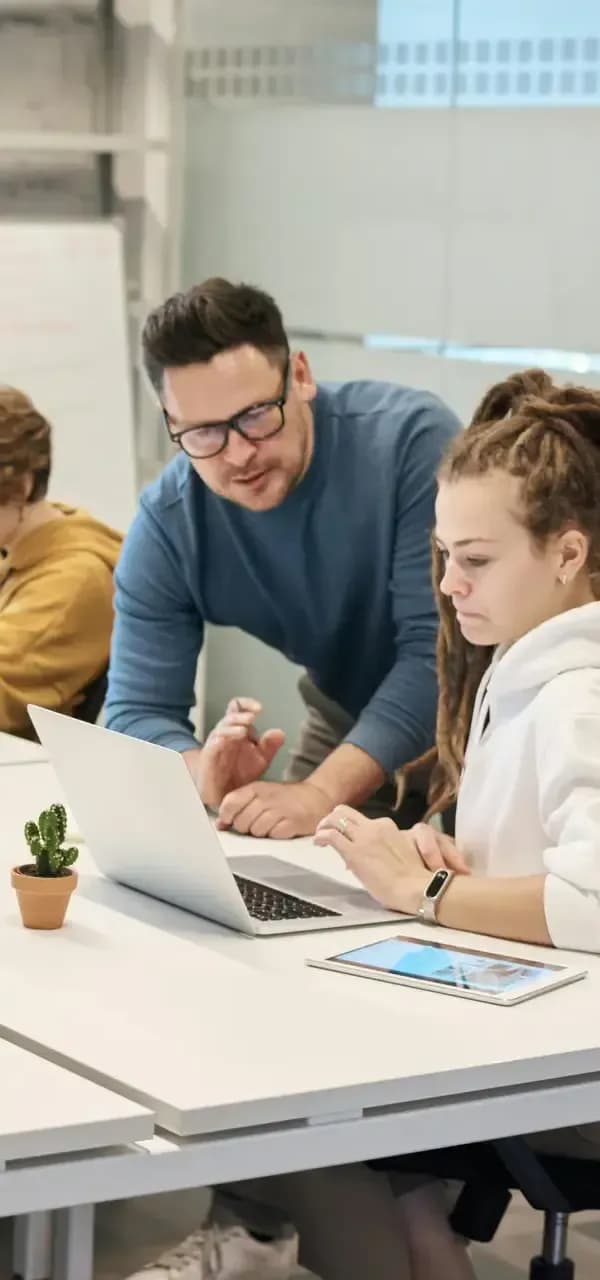 Gruppo persone scrivania lavorano